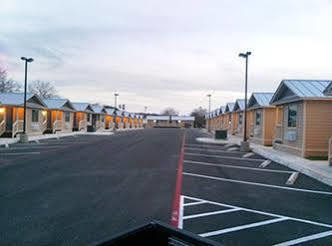 Fieldhouse Inn & Conference Center Kenedy Exterior foto